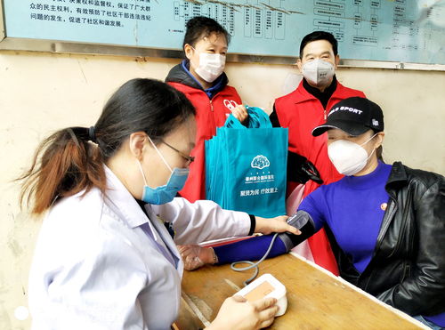 送健康服务，开展健康咨询，筑牢群众健康防线